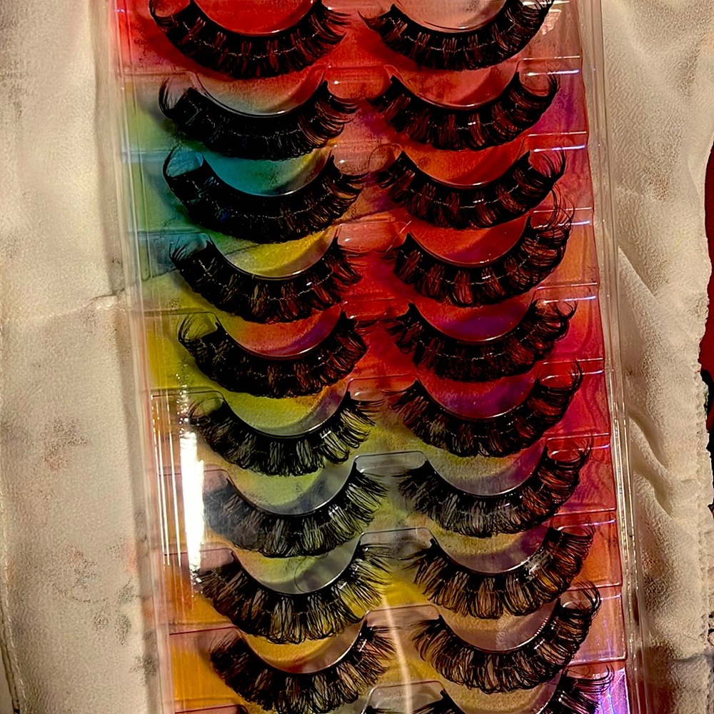 Very curly eyelashes. They look like extensions when they are being worn